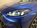 BMWの伝統の丸目4灯ヘッドライトでございます。LEDライトで視認性もよく明るく安全性の向上につながります。