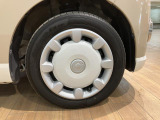 白と灰色の2トーンカラーのフルホイールキャップが足元を彩ります♪