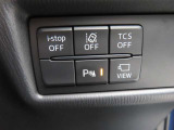 ハンドル右下には、各装備のスイッチが並んでいます。写真以外にも多様な装備を備え、走りや安全性をサポートいたします。