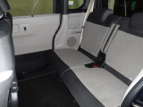 後席も足元広々で快適にドライブ出来ます♪