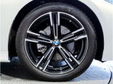 BMWの純正アロイホイールは軽量かつ強度にも優れているホイールで走行性能を引き上げる設計になっております。足元にもBMWは妥協がなくこだわっている個所になります。