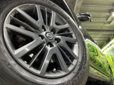 【グレード専用純正17インチアルミホイール】デザイン性の高い純正アルミホイールを装着しております。各種社外アルミホイールや、スタッドレスタイヤも取扱いしております。是非ご相談ください♪