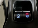 シフトレバー後方には電動パーキングスイッチが配置されてます。