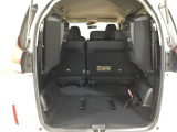 3列目シートを左右にはね上げれば、広大な荷室になります。