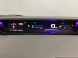 デジタル表示のスピードメーターとタコメーターを大きく配した見やすいメーター部になっています。左側のインフォメーション画面でオドメーターや燃費などの情報を確認できます。