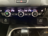 オートエアコンがついてます。左右独立で温度設定のできるデュアルオートエアコンです。パネル内のシートヒータースイッチは前席の左右別々に3段階で温度設定ができます。