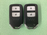 スマートキーを装備しています。鍵を差し込むことなくドアロックの開け閉めと、スタートボタン操作でのエンジンスタートができます。スペアキーも同じものを用意しております。