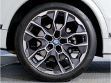 BMWの純正アロイホイールは軽量かつ強度にも優れているホイールで走行性能を引き上げる設計になっております。足元にもBMWは妥協がなくこだわっている個所になります。