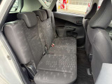 後部座席も気になるようなキズ・汚れやへたり等、大きなダメージはなく、良好な状態です。