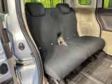 後部座席も気になるようなキズ・汚れやへたり等、大きなダメージはなく、良好な状態です。