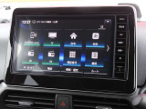 ナビゲーション+AV 2画面表示(デュアルウィンドウ)、地デジTV、FM/AM、microSDカード(音楽/動画ファイル再生)、Bluetooth Audio、ハンズフリーフォン、スマホ連携、音声認識対応の純正9インチ大型ナビです。