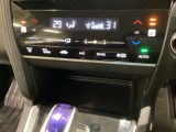 プラズマクラスター付き・オートエアコンがついてます。左右独立で温度設定のできるデュアルオートエアコンです。リア熱線のスイッチの中に、雪道に対応したサイドミラーヒーターも入っています。