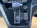 シフトレバーと電動パーキングブレーキと便利なオートホールドボタン(停止保持制御)。