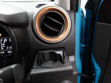 運転席のカップホルダーはエアコンの吹き出し口の前にありますので冷やしたり温めたり出来ます☆