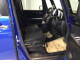【ベンチシート】運転席と助手席の移動もスムーズ!狭い駐車場での乗り降りや、お子様の乗り降りにも便利です。座席の間にコンソールボックスやドリンクホルダーがないため、車内空間が広く感じます。
