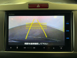 【バックカメラ】ギアをリバースに入れれば自動的にモニターが切り換わるので、車庫入れや後退確認がラクラク OKです!