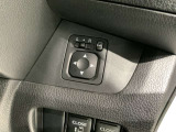 狭い駐車場で便利な電動格納ドアミラーが付いています。