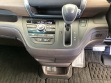 足元スッキリ、インパネシフトです。パーキングブレーキはフットブレーキタイプなので、運転席と助手席の間がスッキリしています。
