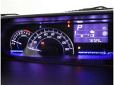 とっても見やすいメーターです。夜間時はラグジュアリーな気分にさせてくれる照明が魅力ですので、夜のドライブも楽しみになりますよ♪