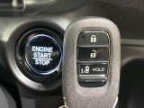 【Hondaスマートキー】カバンやポケットに入れたままでもドアの施錠・解錠が可能なスマートキーを装備。エンジンのオン・オフ時もカギを取り出す必要が無いからとっても便利です♪