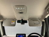 運転席のサンバイザーにはバニティーミラーも付いています。身だしなみチェックには欠かせません