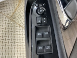 ハンドルの右側に電動格納付きパワーミラーの操作スイッチがついています。左右のサイドミラーの角度調節も微調整ができて便利です。パワーウインドウは運転席でドア4枚とも上下の操作ができるようになっています。