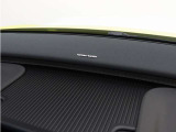 【harman/kardon】5つのスピーカーを内蔵したサウンドバーにより、ドライバーを包み込む音場を実現しました。また、洗練されたミニマルデザインは、キャビンをスタイリッシュに彩ります。