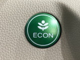 ECON モードをON にするとアクセルペダルの動きに対するエンジンの反応とエアコンの制御を切り換えることで、燃費のいい運転をするドライバーがペダルを踏んだ時と同じようにエンジンを制御します。