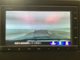 【バックカメラ】運転が苦手な方も車庫入れラクラクです!ギアをリバースに入れれば自動的に切り換わりますので、面倒な操作は不要です♪狭い駐車場もお車を傷つけず安心ですね!