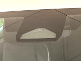【プリクラッシュセーフティ】前方の車両等を検知し、衝突しそうな時は警報で注意を促し、ブレーキを踏む力をサポート。ブレーキを踏めなかった場合は衝突被害軽減ブレーキが作動、衝突回避をサポートします。