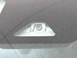 【スマートアシスト】走行中に前方の車両等を認識し、衝突しそうな時は警報とブレーキで衝突回避と被害軽減をアシスト。より安全にドライブをお楽しみいただけます。
