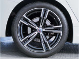 【BMWアロイホイル】軽量かつ強度に拘ったアロイホイル。走行性能ポテンシャルを引き出す設計。車の足元を引き締めてくれる大きなポイントはアロイホイルです。