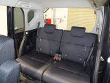 【リアシート】後部座席もゆとりのあるスペースが広がっています。座面のクッション性も良く、同乗者の方もゆったりと過ごせる空間です。