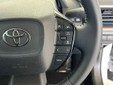 前方の車との車間を設定し、スピードを上げたり緩めたりを自動で行ってくれる追尾式の「レーダークルーズ」。上級装備の一つです!高級車にしかつかない嬉しい機能です。