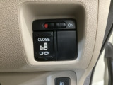 【片側パワースライドドア】片側がパワースライドドアになっており、運転席のスイッチやスマートキーでも開閉が可能です!開口部も広いので乗り降りも楽々♪