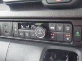 室内を快適にコントロールするフルオートエアコン、シートヒーターが装備されています。