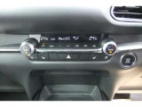 CX-30のフルオートエアコンは、シートヒーターやステアリングヒーターの作動・停止も制御できます。マツダコネクトと連動させることで、これらの快適装備が自動で作動するよう設定することも可能です。
