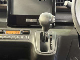 シフトレバーはインパネに配置されています。