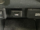 USB入力端子ついてます。USBメモリを接続して音楽ファイル、画像ファイル、動画ファイルなどをナビ画面で楽しめます ※一部のディスプレイオーディオ、CDチューナーの場合は音楽ファイルのみとなります