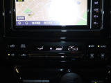 オートエアコンで車内の温度管理も自動調整で行ないますのでらくらくです!安心して運転に集中できます!!