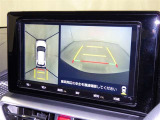 パノラミックビューモニターシステムが付いているので車の上から見た映像が確認できますよ。 一目で車両周辺の情報を確認できますが、直接安全をご確認下さい。