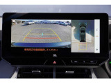 【パノラミックビューモニター】 後退時に車両の後ろ側を表示するだけでなく上から見たような映像で車庫入れなどバックする際に安心です。