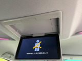 【フリップダウンモニター】大画面モニターで後席でもエンタメをお楽しみいただけます。小さなお子様にも大人気の装備です♪