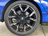 BMWの純正アロイホイールは軽量かつ強度にも優れているホイールで走行性能を引き上げる設計になっております。足元にもBMWは妥協がなくこだわっている個所になります。