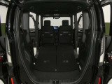 【シートアレンジ可能】ゆとりあるワイドな車内空間は、ドライブを始め買い物やレジャーなど、幅広く活躍します。一人でもみんなとでもお出かけを楽しみましょう!