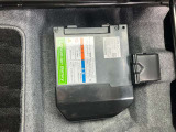 減速時の回生エネルギーを利用して発電したエネルギーを蓄え、オーディオやエアコン、ヘッドライトなどに使う事で、エンジンの負担を減らす「S-エネチャージ」搭載車両です。