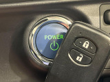 【スマートキー】カバンやポケットに入れたままでもドアの施錠・解錠が可能なスマートキーを装備。エンジンのオン・オフ時もカギを取り出す必要が無いからとっても便利です♪