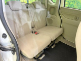 後部座席も気になるようなキズ・汚れやへたり等、大きなダメージはなく、良好な状態です。