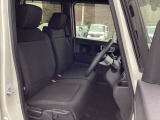 フロントシートはベンチシートです。ベンチシ―トは運転席と助手席の移動もスムーズ!狭い駐車場での乗り降りに便利です。シートの間にコンソールボックスやドリンクホルダーがないため、車内空間も広く感じます