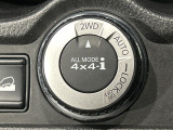 【オールモード4&times;4】2WD/4WDモードを手軽に切り替え可能。燃費重視の2WD、スタック時に役立つLOCK、AUTOモードでは4WDの配分を自動で調整し、路面状況を問わず安定した走りをサポート。